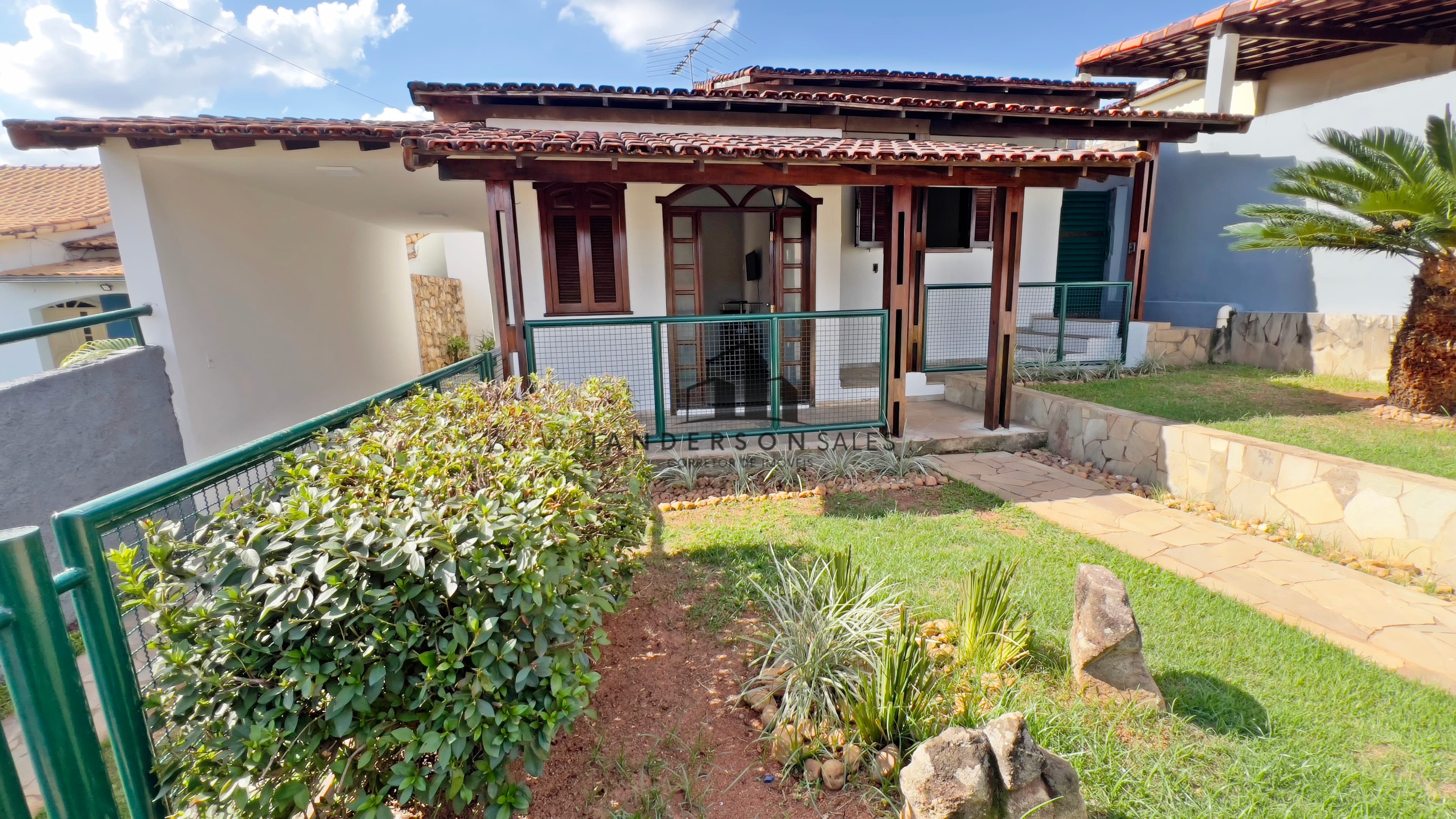 VENDE-SE CASA