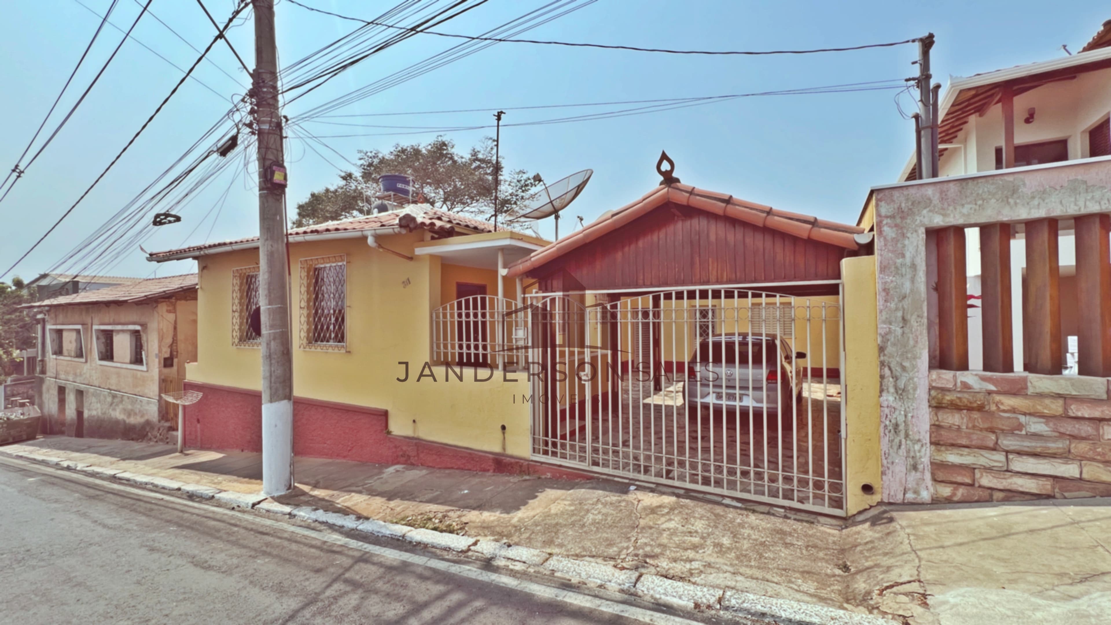 VENDE-SE CASA NO CENTRO DE BRUMADINHO 